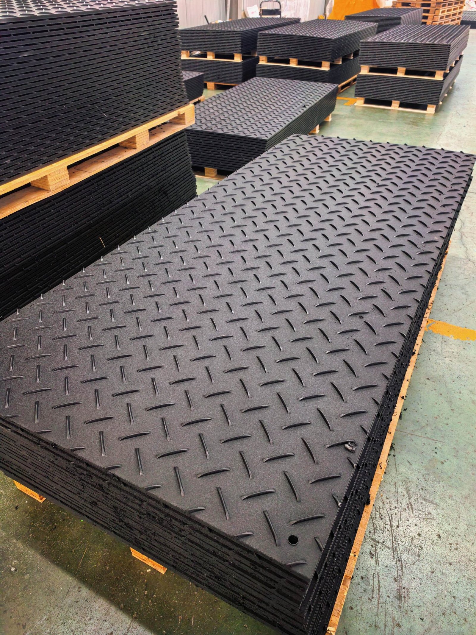 UHMWPE ground mats used in port terminal for temporary road protection and vehicle anti-sinking